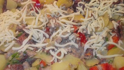 Brambory, zapečené s jitrničkou, červenou paprikou a sýrem