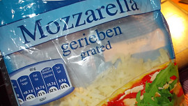 Brambory, zapečené s jitrničkou, červenou paprikou a sýrem