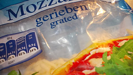 Brambory, zapečené s jitrničkou, červenou paprikou a sýrem