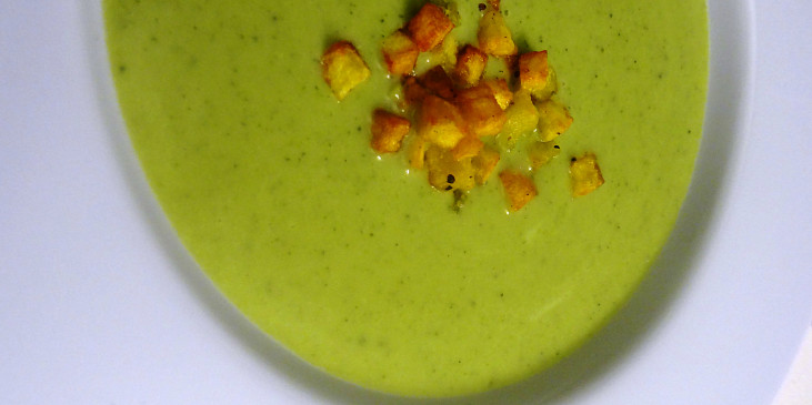 Brokolicová polévka s opečenými kostičkami brambor