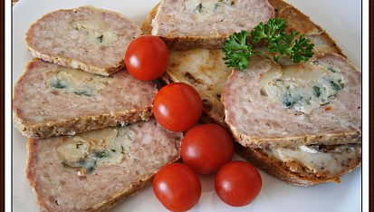 Bůčková sekaná"Korbáčik", postudenu s chlebem,namazaným výpekem