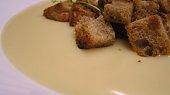 Česnečka krémová s krutony