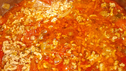 Chilli- pikantní masová směs  s těstovinami a rajčátky