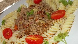 Chilli- pikantní masová směs  s těstovinami a rajčátky