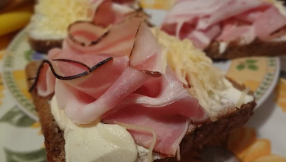 Chlebíčky s Lučinou, anglickou slaninou a uzeným sýrem