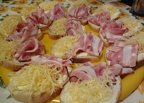 Chlebíčky s lučinou, anglickou slaninou a uzeným sýrem