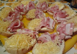 Chlebíčky s lučinou, anglickou slaninou a uzeným sýrem