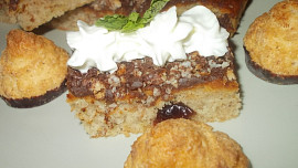 Křehký moučník s  lískovýma oříškama, jablky a likérem