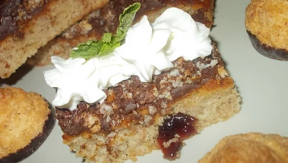 Křehký moučník s  lískovýma oříškama, jablky a likérem