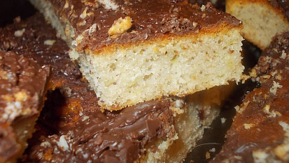 Křehký moučník s  lískovýma oříškama, jablky a likérem