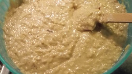 Křehký moučník s  lískovýma oříškama, jablky a likérem