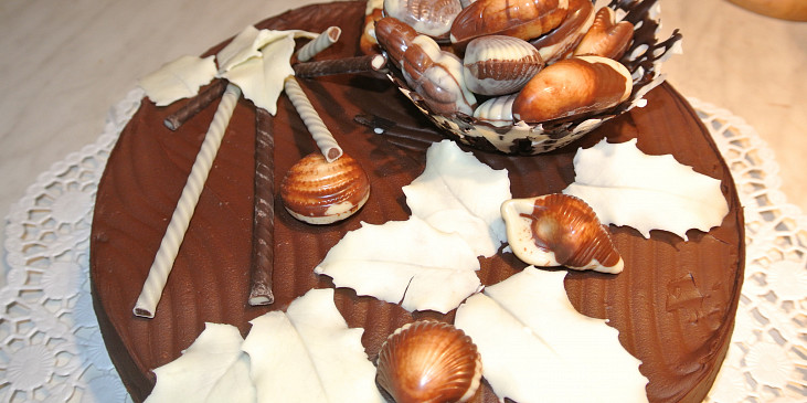 Čokoládový dort z čokolády (Další příklad zdobení.)