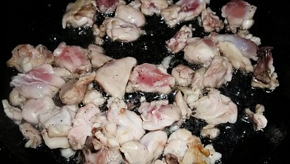 Curry kuře s paprikou, zázvorem a smetanou, orestujeme maso...