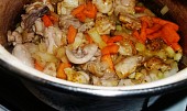 Curry kuře s paprikou, zázvorem a smetanou, maso přidáme k cibuli...