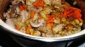 Curry kuře s paprikou, zázvorem a smetanou, maso přidáme k cibuli...