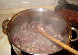 Davidův hovězí guláš z kližky (Vlevo: maso v hrnci připravené na zatáhnutí a vpravo: správně osmahnutá cibulka)
