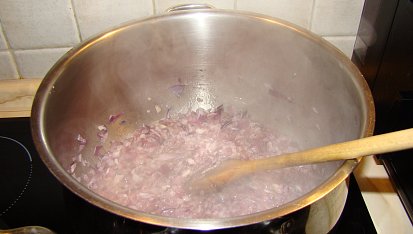 Davidův segedinský gulášek, Ještě nedosmažená cibulka