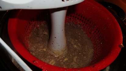 Divoké vepřové srdce, omáčku přecedíme a rozmixujeme...