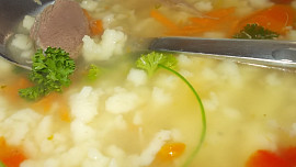 Domácí polévka z krůtích krků a žaludků s drobenkou