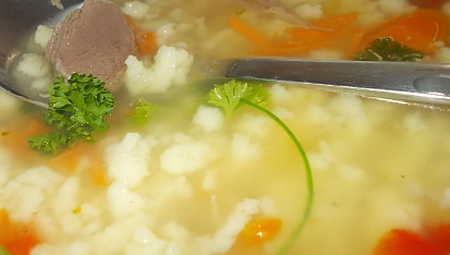 Domácí polévka z krůtích krků a žaludků s drobenkou