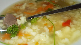 Domácí polévka z krůtích krků a žaludků s drobenkou