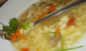 Domácí polévka z krůtích krků a žaludků s drobenkou