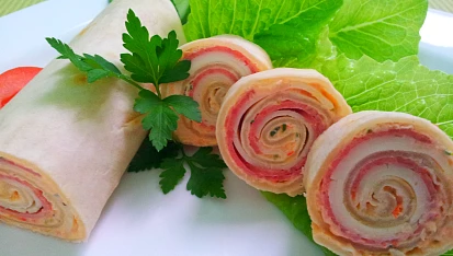 Domaci tortilla roladka s pomazankou z pecene zeleniny