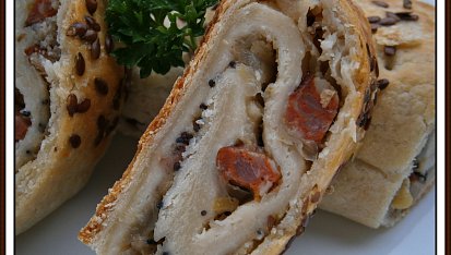 Domácí listový závin se slanou náplní, detail na řezu