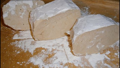 Domácí listový závin se slanou náplní, těsto rozdělíme na 3 díly a z každého vyválíme obdélníkový plát