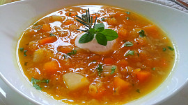 Dýňová polévka s červenou čočkou, šafránem a pečeným česnekem