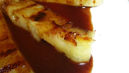 Grilovaný ananas s kávovou omáčkou