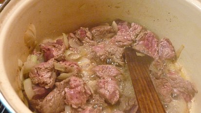 Hovězí s kyselými okurkami -podle tchýňky