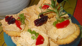 Jemná domácí pomazánka z kuřecího masa a jatýrek