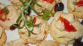 Jemná domácí pomazánka z kuřecího masa a jatýrek