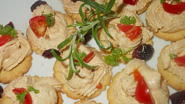 Jemná domácí pomazánka z kuřecího masa a jatýrek