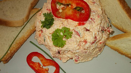 Jemná pomazánka z Nivy, červené papriky, šunky a pažitky