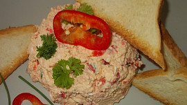 Jemná pomazánka z Nivy, červené papriky, šunky a pažitky