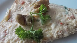 Jemná pomazánka z Nivy, červené papriky, šunky a pažitky