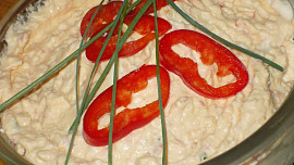 Jemná pomazánka z Nivy, červené papriky, šunky a pažitky