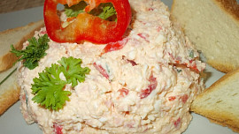 Jemná pomazánka z Nivy, červené papriky, šunky a pažitky