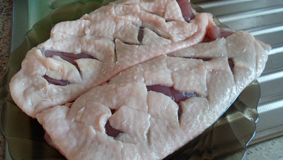 Kachní grilovaná prsíčka, nakrájíme kůži na prsíčkách
