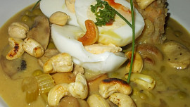 Kari omáčka se  žampiony,  oříšky, vejcem a hráškem