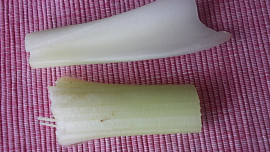 Kari omáčka se  žampiony,  oříšky, vejcem a hráškem