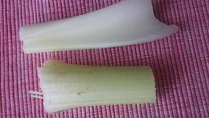 Kari omáčka se  žampiony,  oříšky, vejcem a hráškem