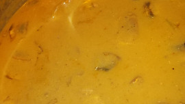 Kari omáčka se  žampiony,  oříšky, vejcem a hráškem