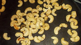 Kari omáčka se  žampiony,  oříšky, vejcem a hráškem