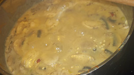 Kari omáčka se  žampiony,  oříšky, vejcem a hráškem