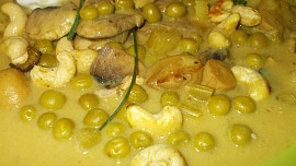 Kari omáčka se  žampiony,  oříšky, vejcem a hráškem