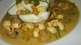 Kari omáčka se  žampiony,  oříšky, vejcem a hráškem