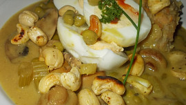 Kari omáčka se  žampiony,  oříšky, vejcem a hráškem